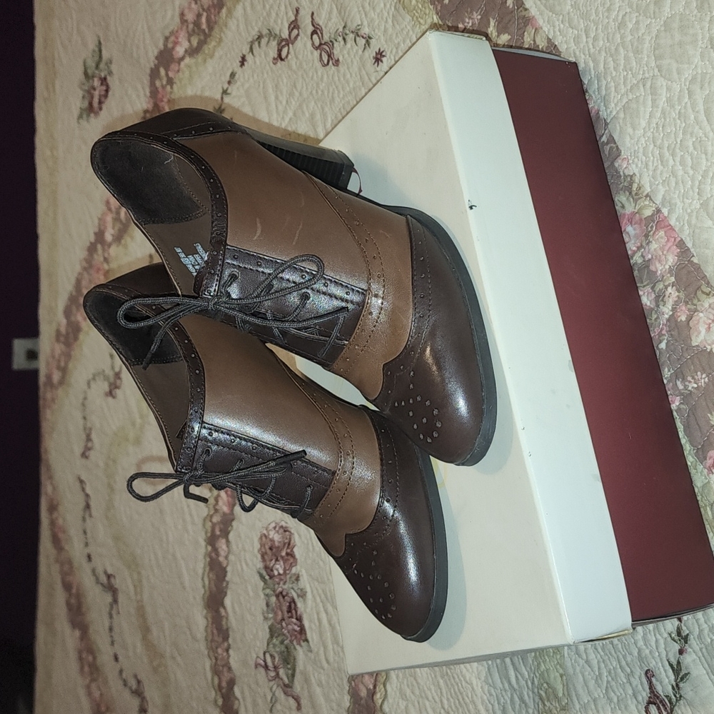 Womens gently used Covington shoes size 7.5